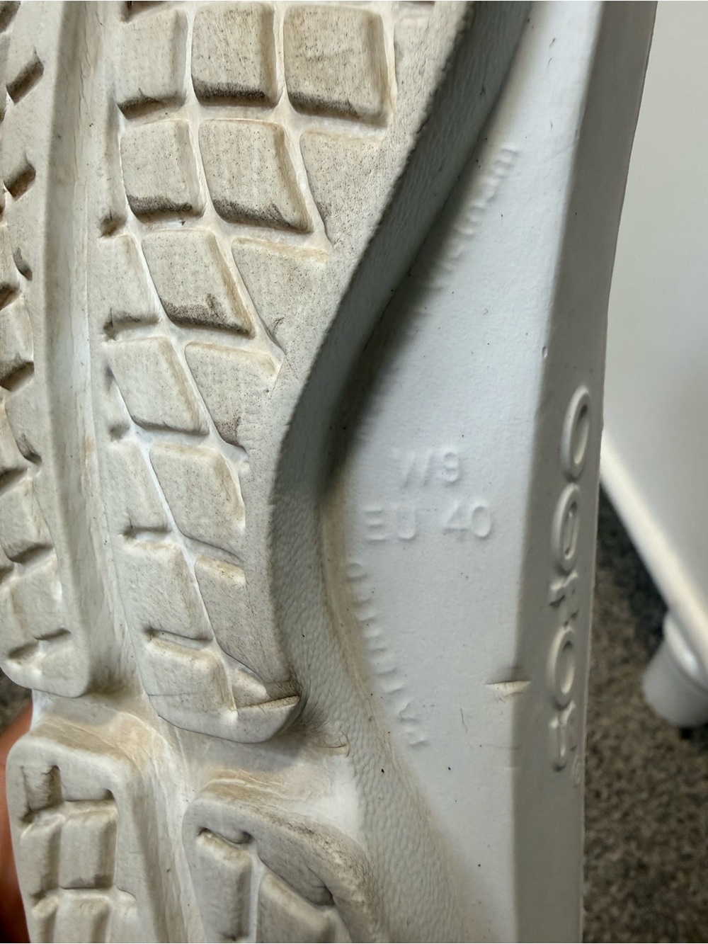 OOFOS Women’s White Thong Sandals - Picture 6 of 6